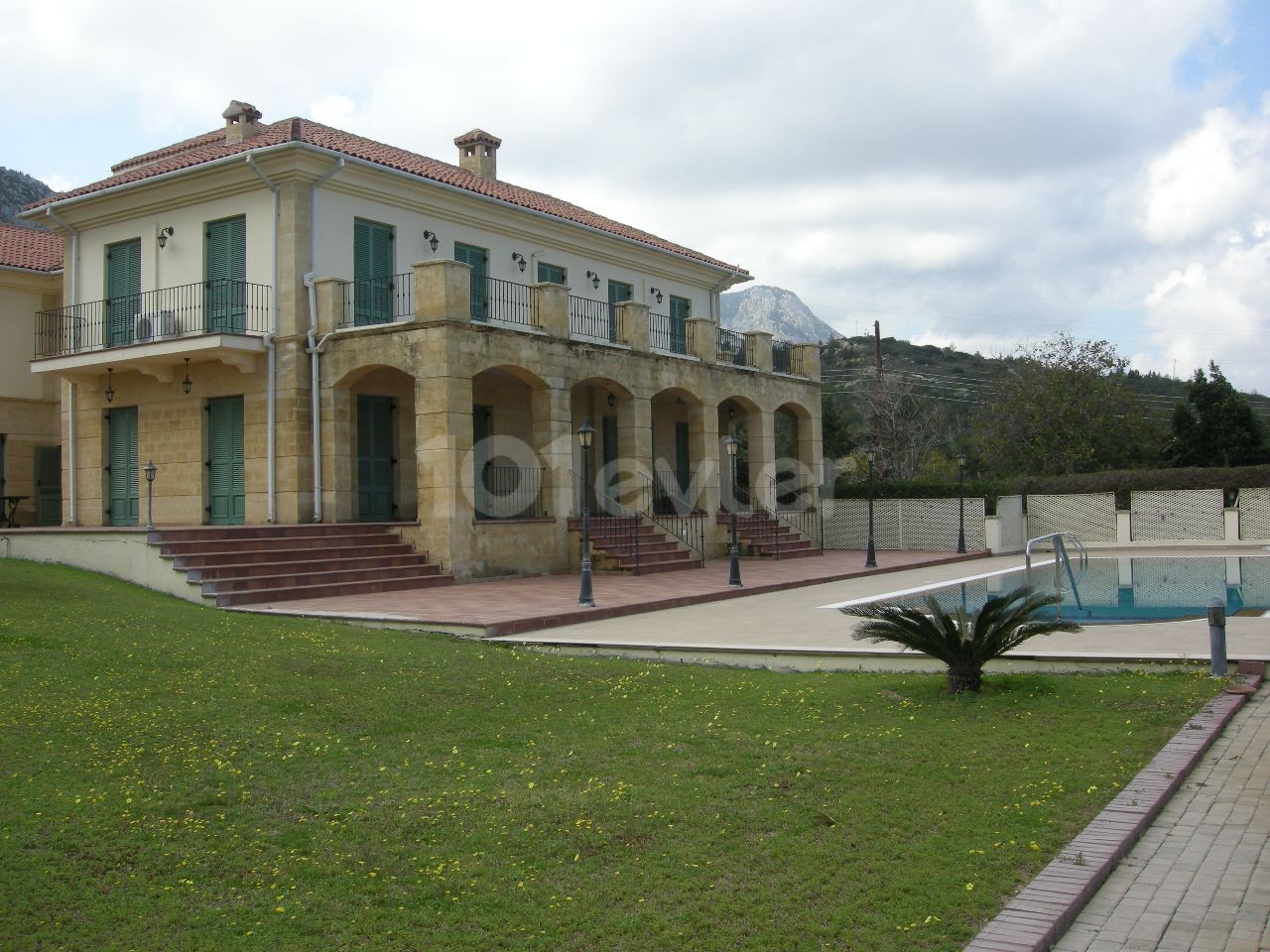 Kyrenia /Catalkoy Bereich in der Grünanlage im Garten einer großen Villa