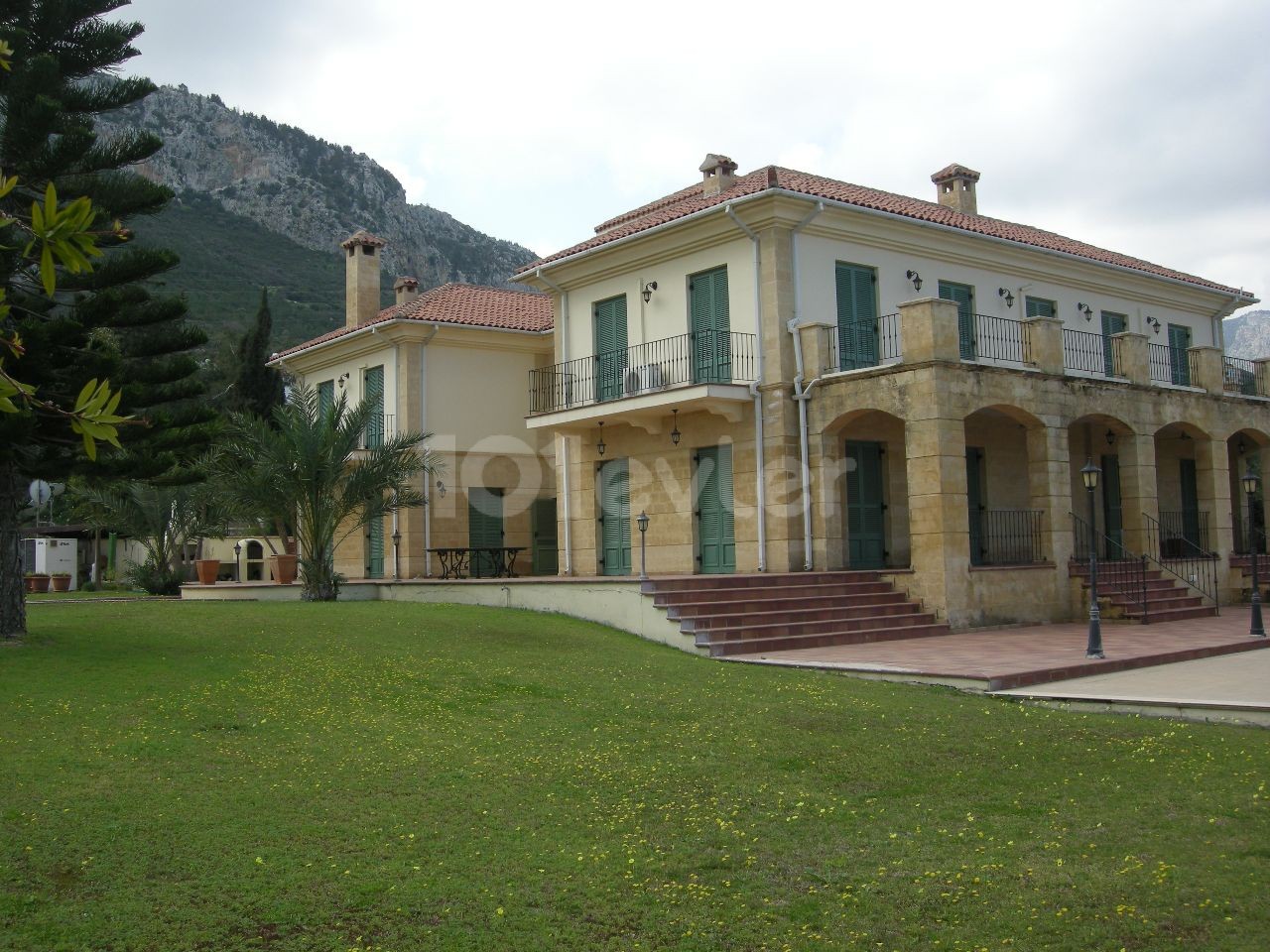 Kyrenia /Catalkoy Bereich in der Grünanlage im Garten einer großen Villa