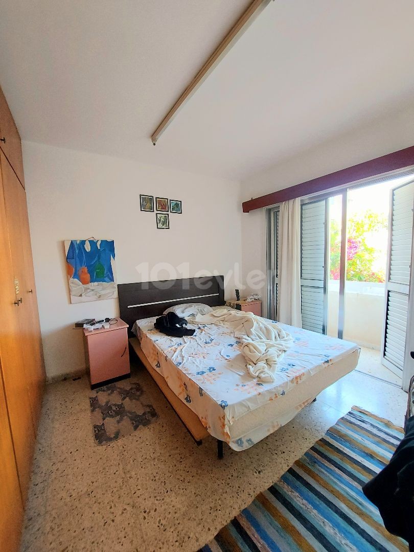 DRINGENDE VERKAUFSMÖGLICHKEIT IM ZENTRUM VON GIRNE 100 M² 2+1 WOHNUNG. 65. 000 PFUND   