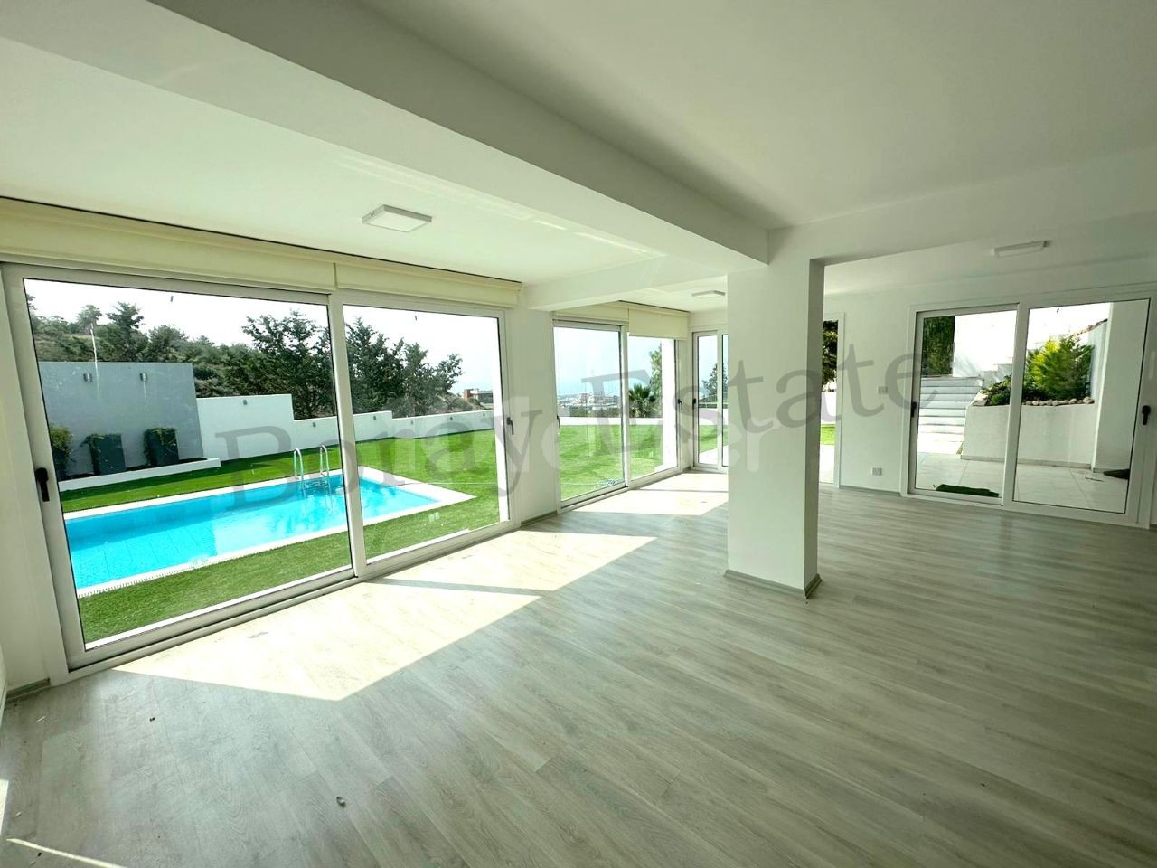 In der prestigeträchtigsten Gegend von Kyrenia Center, luxuriöse Villa mit Triplex-Pool mit herrlichem Berg- und Meerblick!