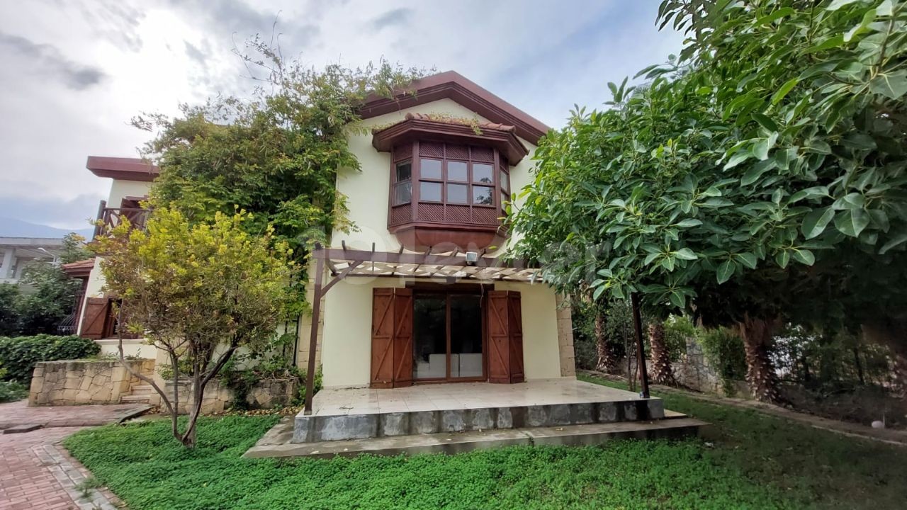 Villa mit 3 Schlafzimmern zum Verkauf in Girne Bellapais mit eigenem Pool und Garten