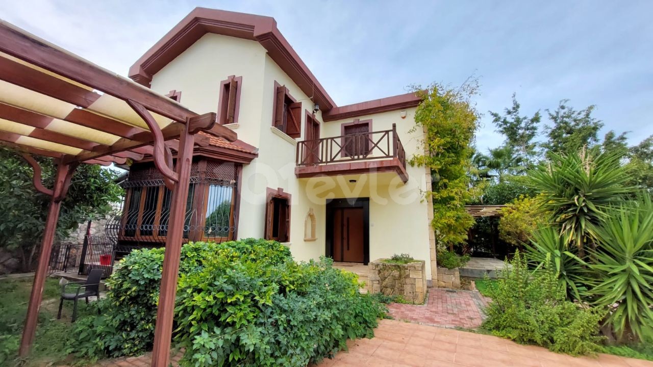 Villa mit 3 Schlafzimmern zum Verkauf in Girne Bellapais mit eigenem Pool und Garten