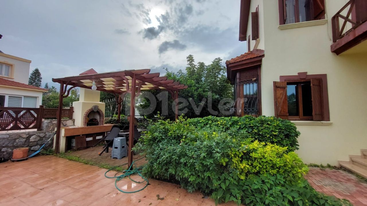 Villa mit 3 Schlafzimmern zum Verkauf in Girne Bellapais mit eigenem Pool und Garten