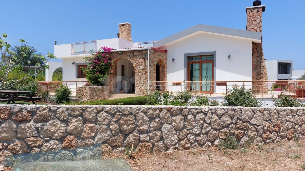 Cyprus house with large garden in Girne Karşıyaka