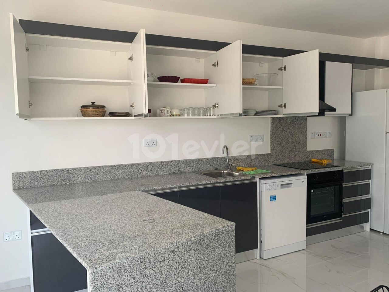 Girne merkezde 2 yatak odalı full eşyalı daire 