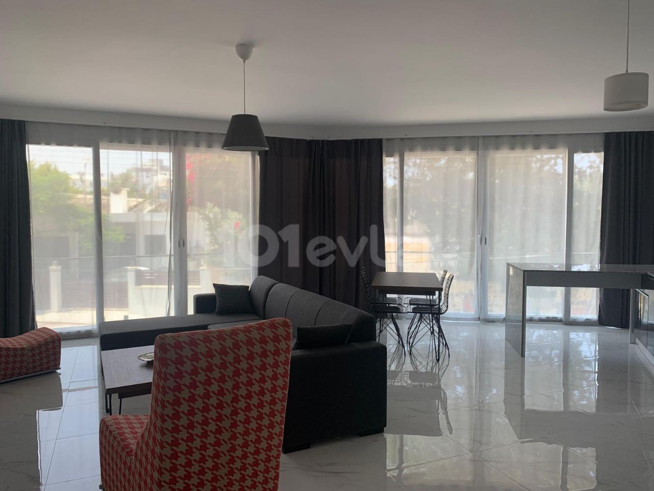 Girne merkezde 2 yatak odalı full eşyalı daire 