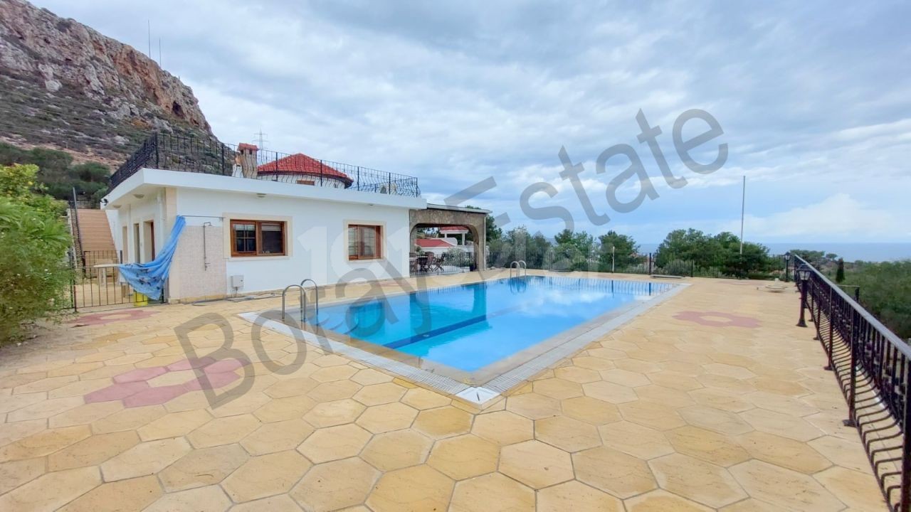 Detached house on 1 decare, 1 evlek, 1475 square meters of land (1810 m2) in Kyrenia Cıklos region