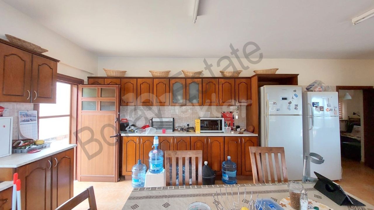 Detached house on 1 decare, 1 evlek, 1475 square meters of land (1810 m2) in Kyrenia Cıklos region