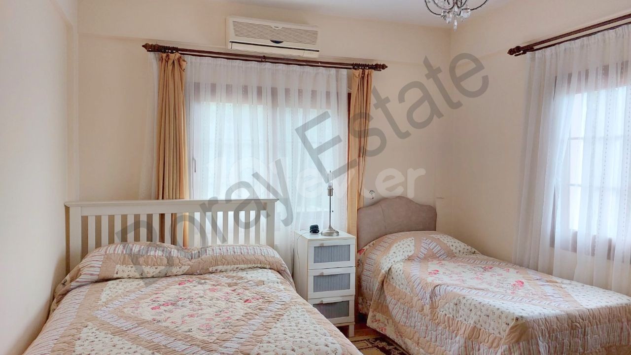 Detached house on 1 decare, 1 evlek, 1475 square meters of land (1810 m2) in Kyrenia Cıklos region