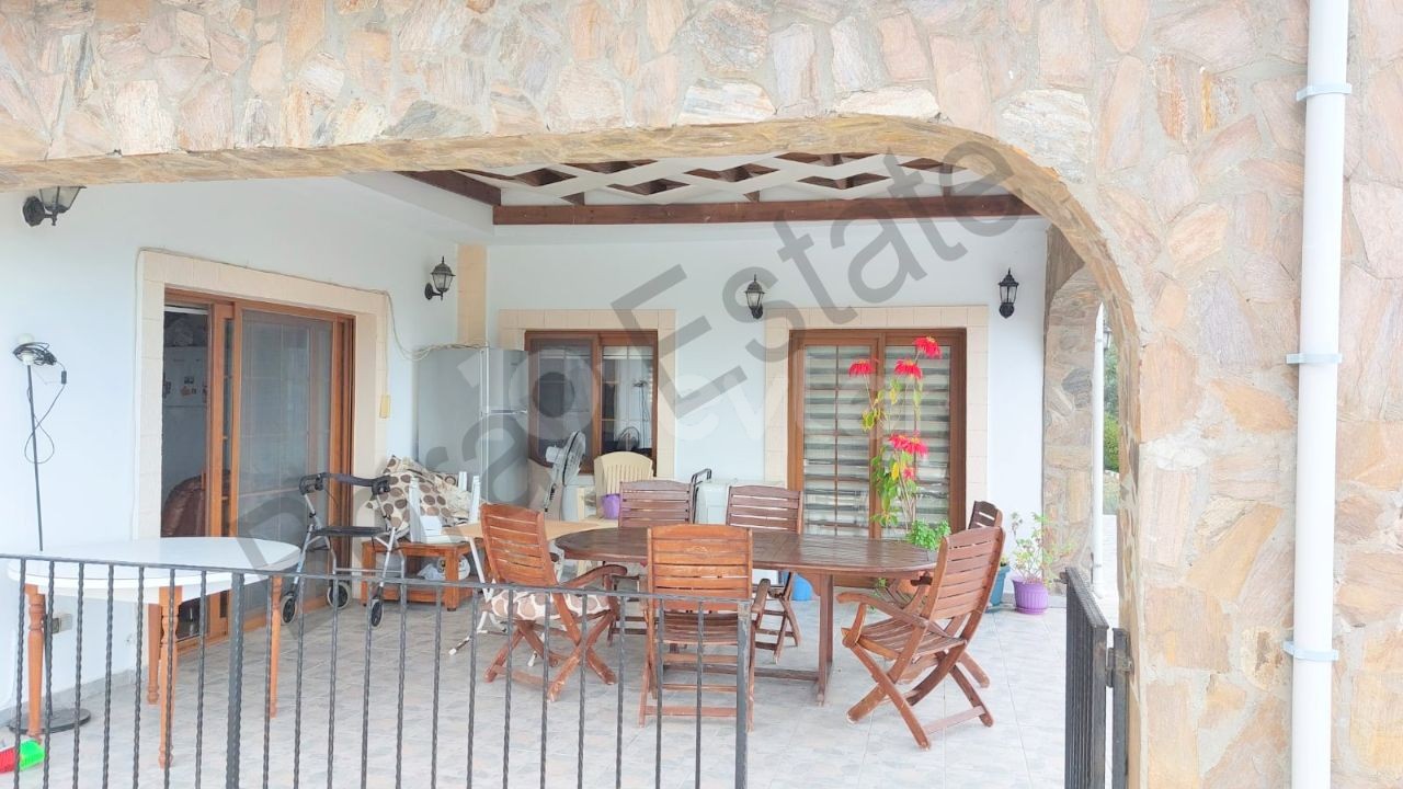Detached house on 1 decare, 1 evlek, 1475 square meters of land (1810 m2) in Kyrenia Cıklos region