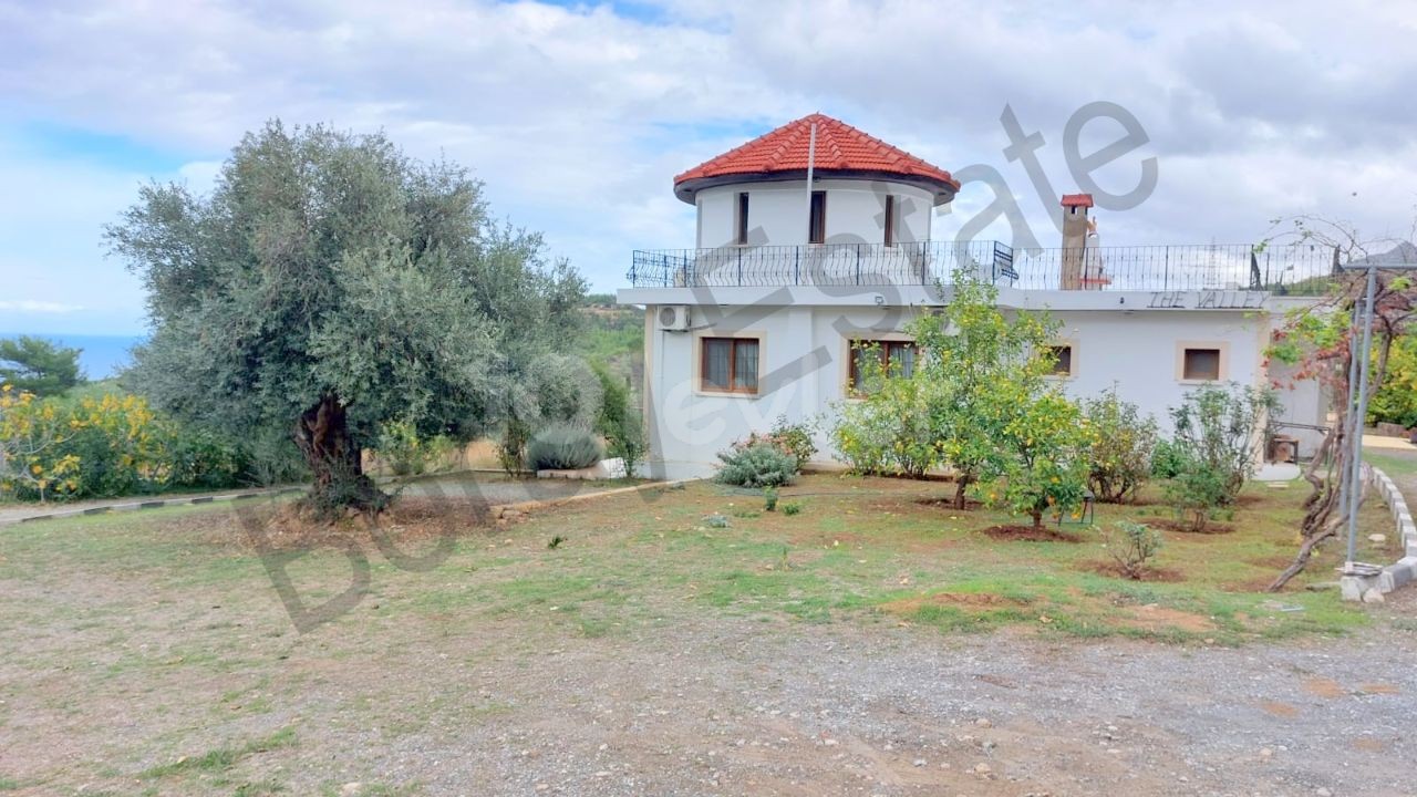 Detached house on 1 decare, 1 evlek, 1475 square meters of land (1810 m2) in Kyrenia Cıklos region