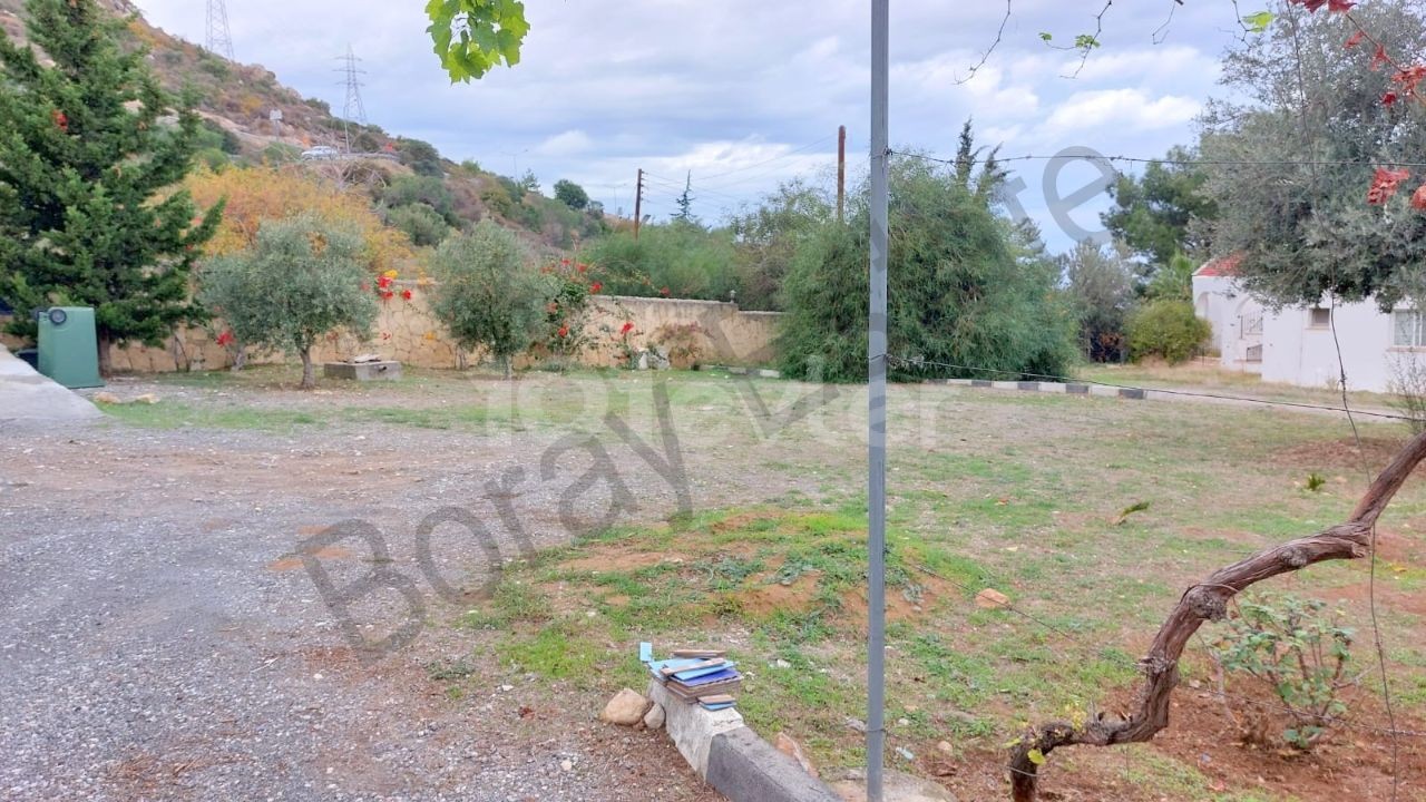 Girne Cıklos bölgesinde 1 dönüm 1 evlek 1475 ay2 arazi içinde (1810 m2) müstakil ev