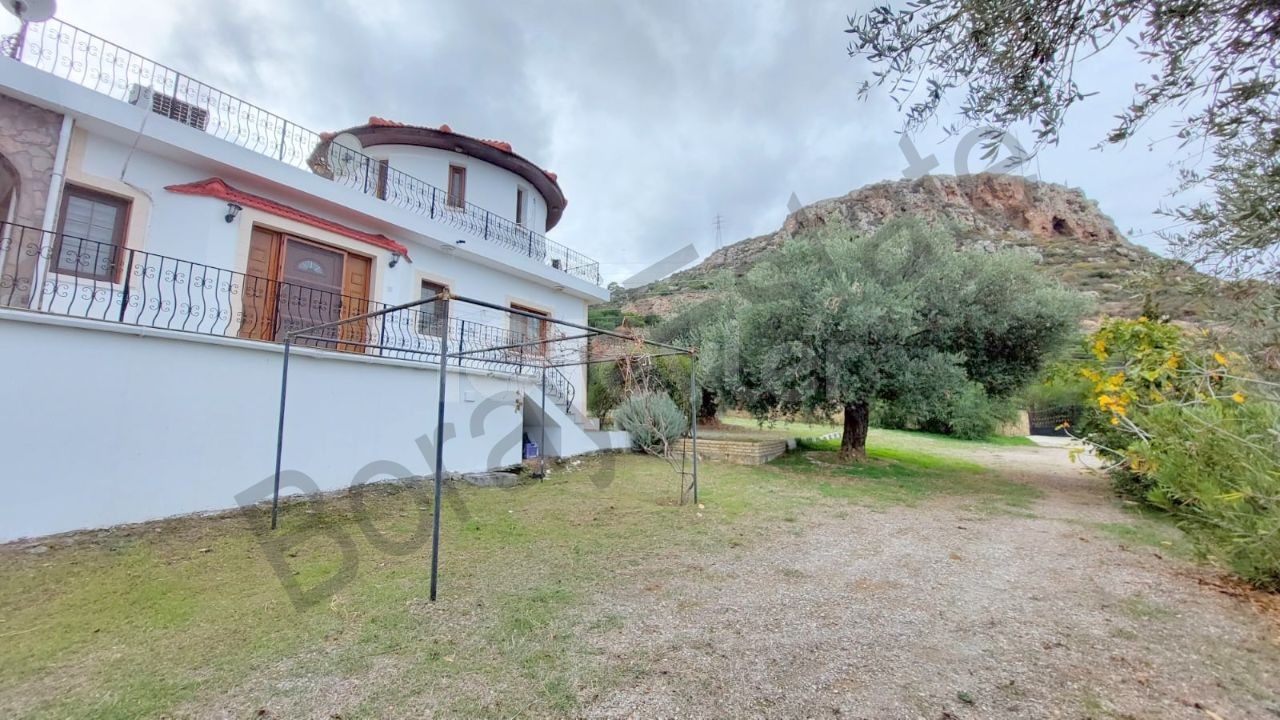 Detached house on 1 decare, 1 evlek, 1475 square meters of land (1810 m2) in Kyrenia Cıklos region