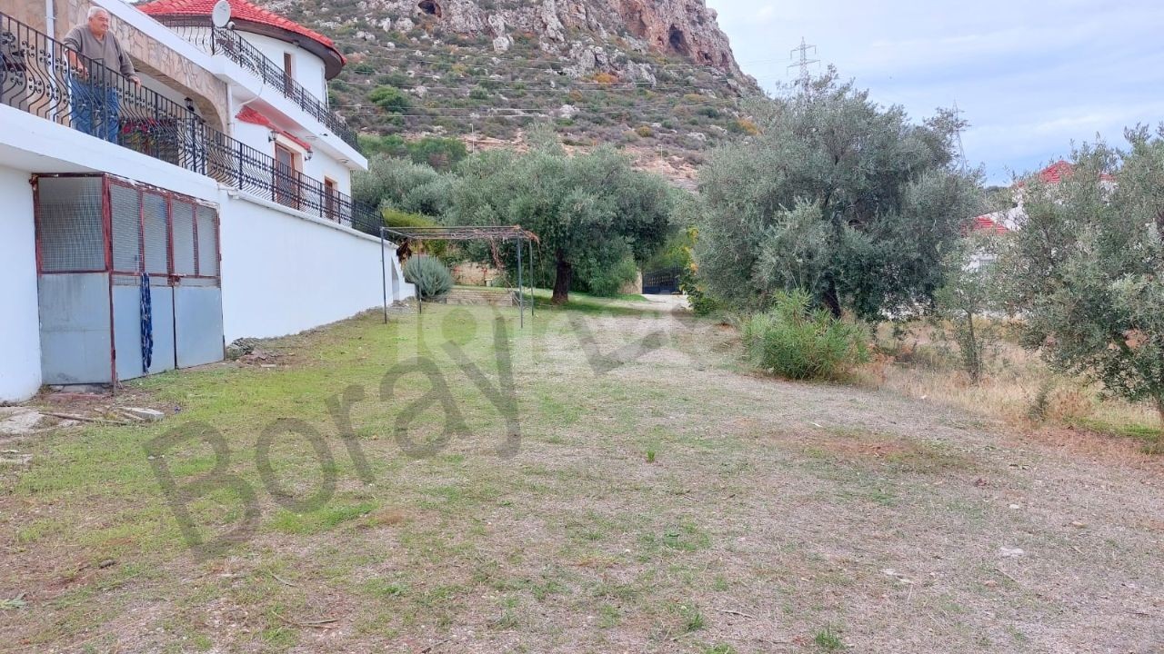 Girne Cıklos bölgesinde 1 dönüm 1 evlek 1475 ay2 arazi içinde (1810 m2) müstakil ev