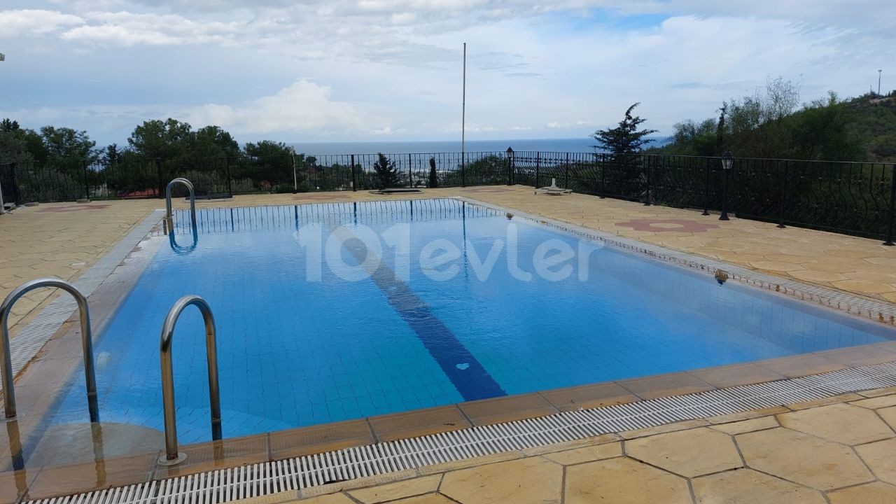 Detached house on 1 decare, 1 evlek, 1475 square meters of land (1810 m2) in Kyrenia Cıklos region