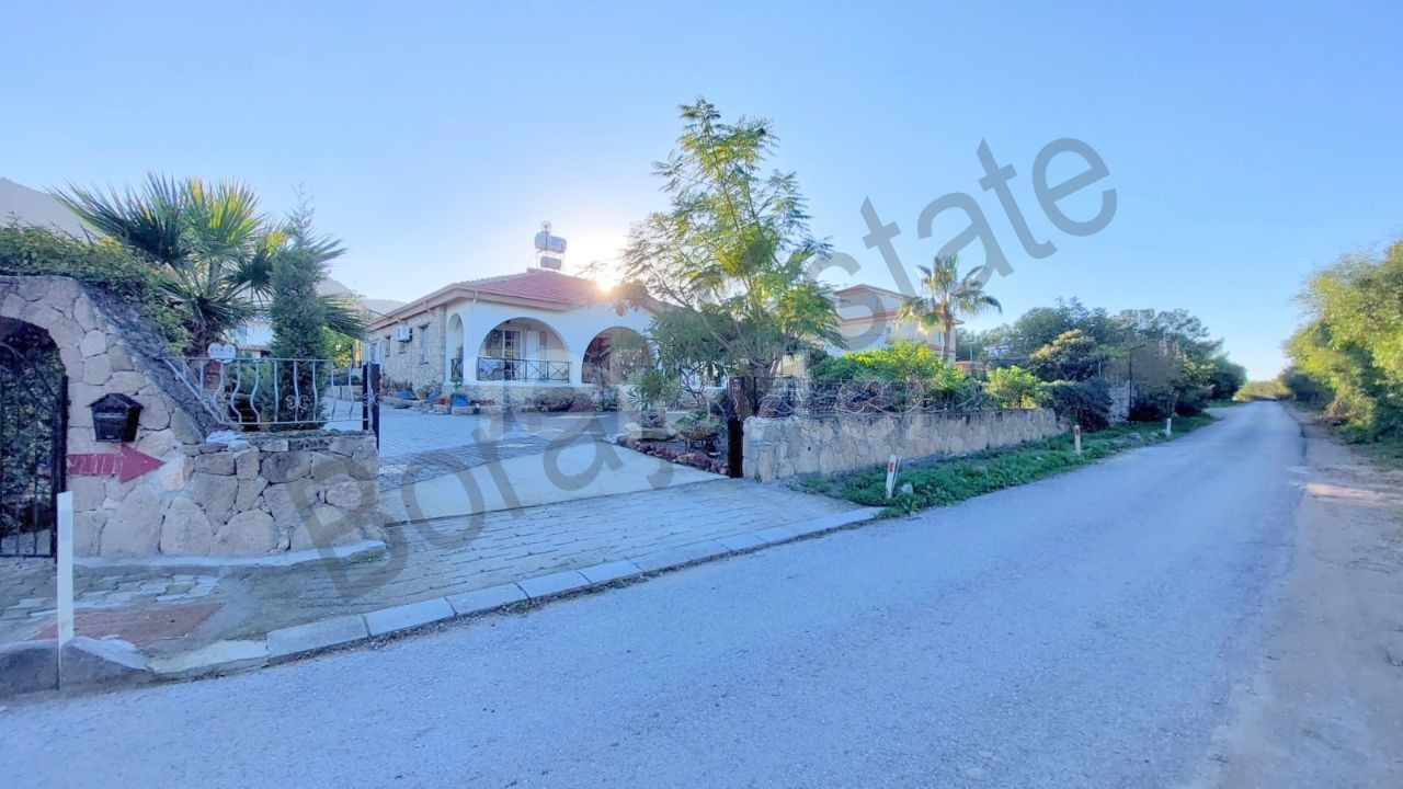 3+1 freistehende Villa in der Region Kyrenia Edremit, neben dem Alsancak-Nationalpark, 200 m vom Escape Beach entfernt, auf 1 Dekar Grundstück (1338 m2).