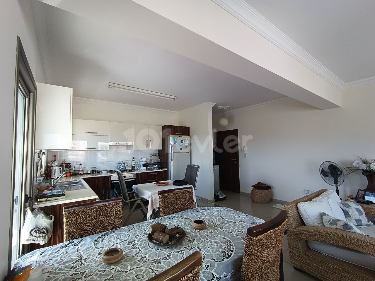 Просторная 3-комнатная квартира недалеко от моря в центре Кирении.