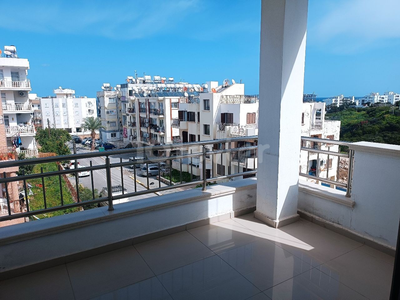 Geräumiges Apartment mit 3 Schlafzimmern in Meeresnähe im Zentrum von Kyrenia