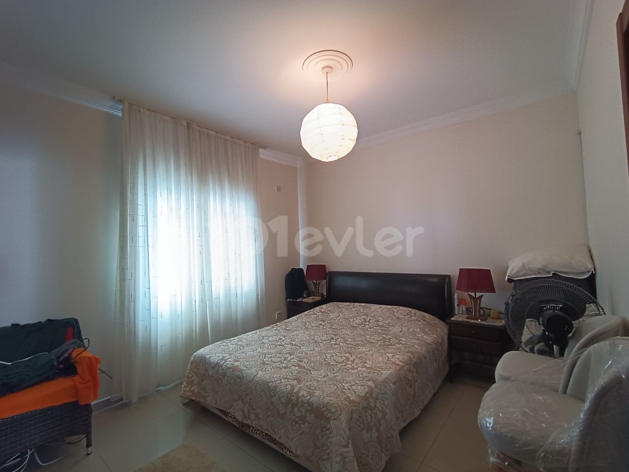 Spacious 3-bedroom apartment near the sea in the center of Kyrenia