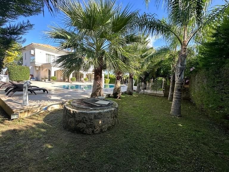 Girne Alsancak'ta Satılık 4+1 Villa