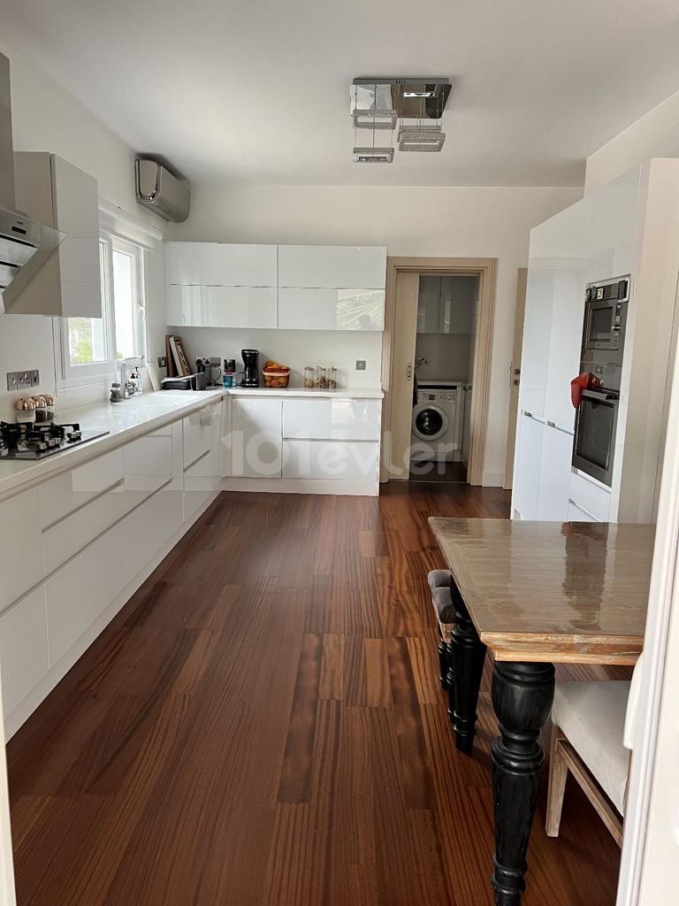 Girne Alsancak'ta Satılık 4+1 Villa