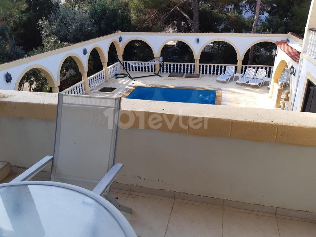 Girne Alsancak'ta Kiralık 5+1 Villa