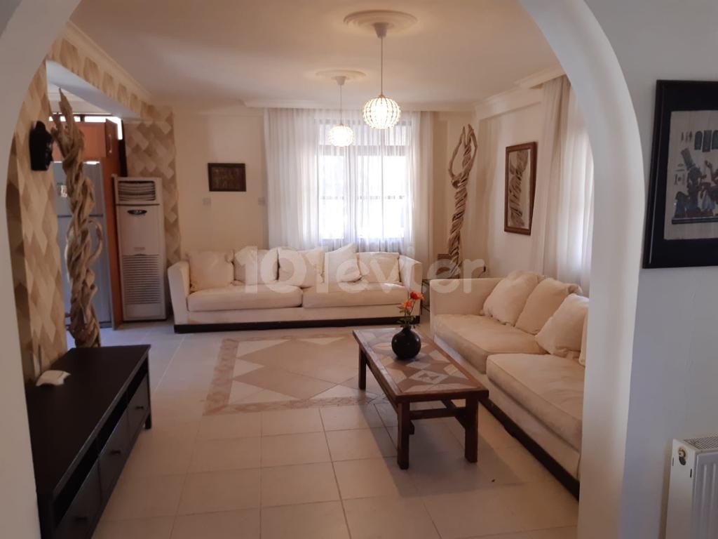 Girne Alsancak'ta Kiralık 5+1 Villa