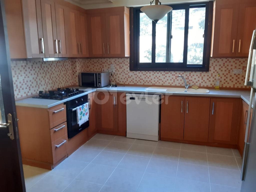 Girne Alsancak'ta Kiralık 5+1 Villa