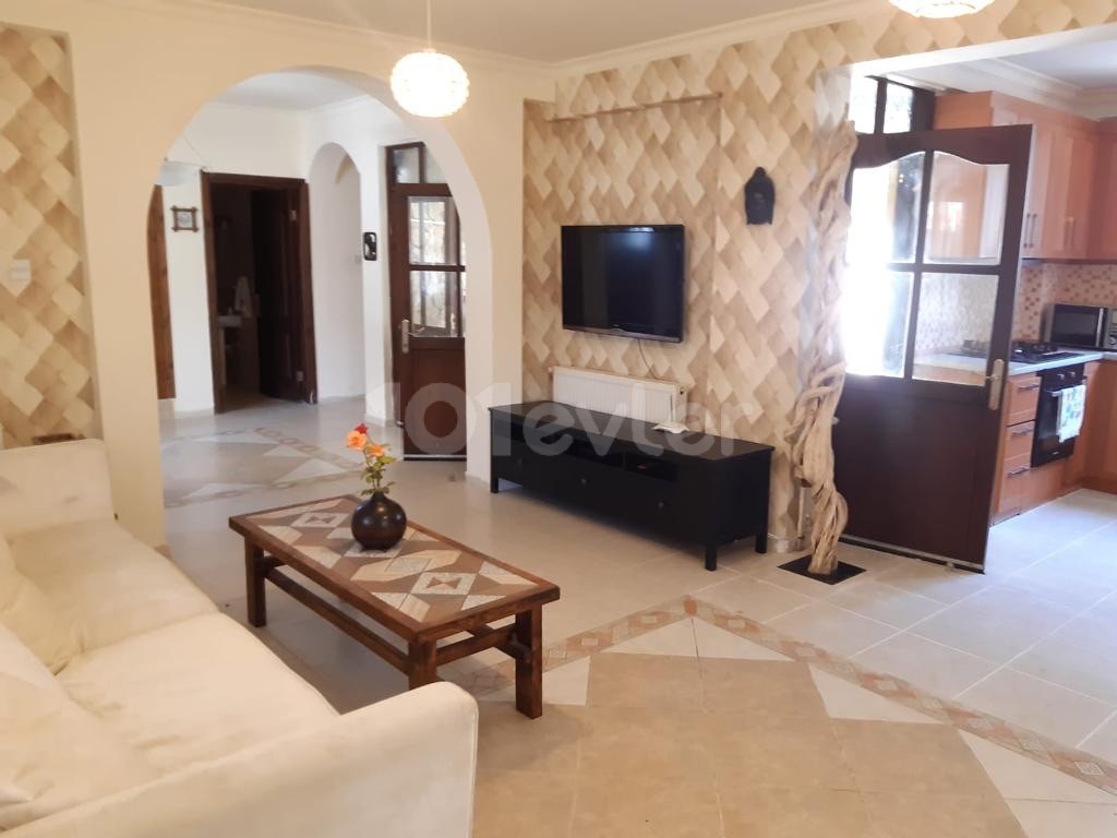 Girne Alsancak'ta Kiralık 5+1 Villa