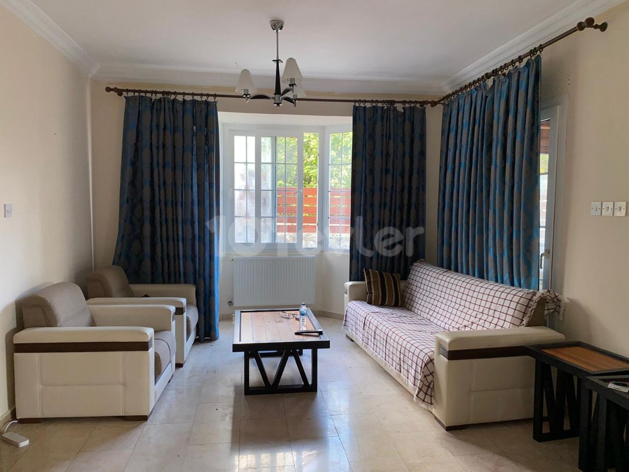 Girne'de dağ ve deniz manzaralı 3+1 villa