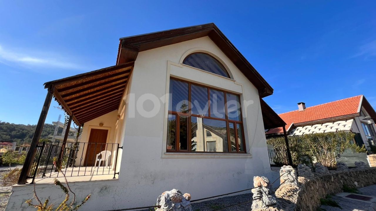 Villa mit Garten zum Preis einer Wohnung in Karsiyaka!!