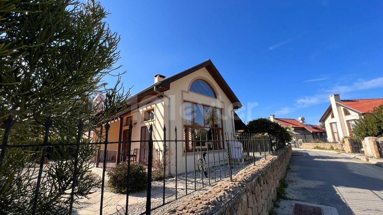 Villa mit Garten zum Preis einer Wohnung in Karsiyaka!!