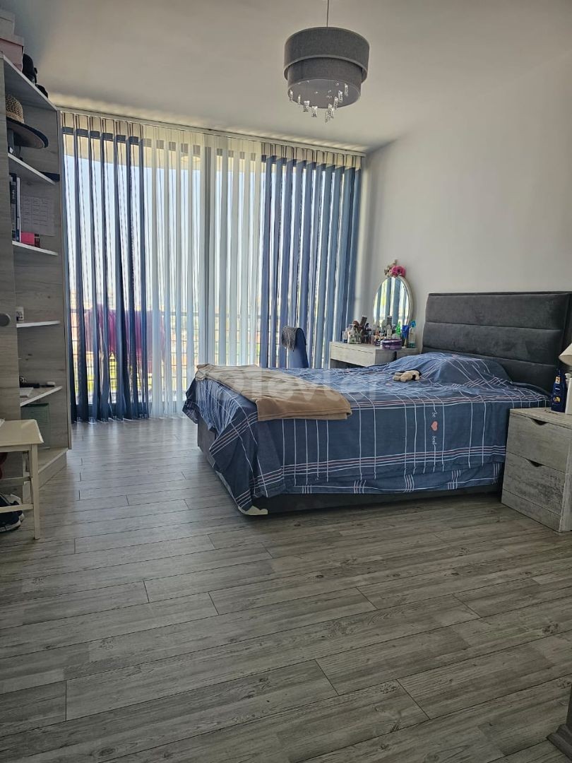 GİRNE MERKEZ'DE CC TOWER'DA FULL EŞYALI SATILIK 1+1 DAİRE