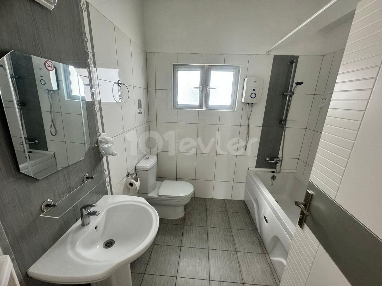 Girne Merkezde GUNLUK kiralık 3+1 ful eşyalı daire  