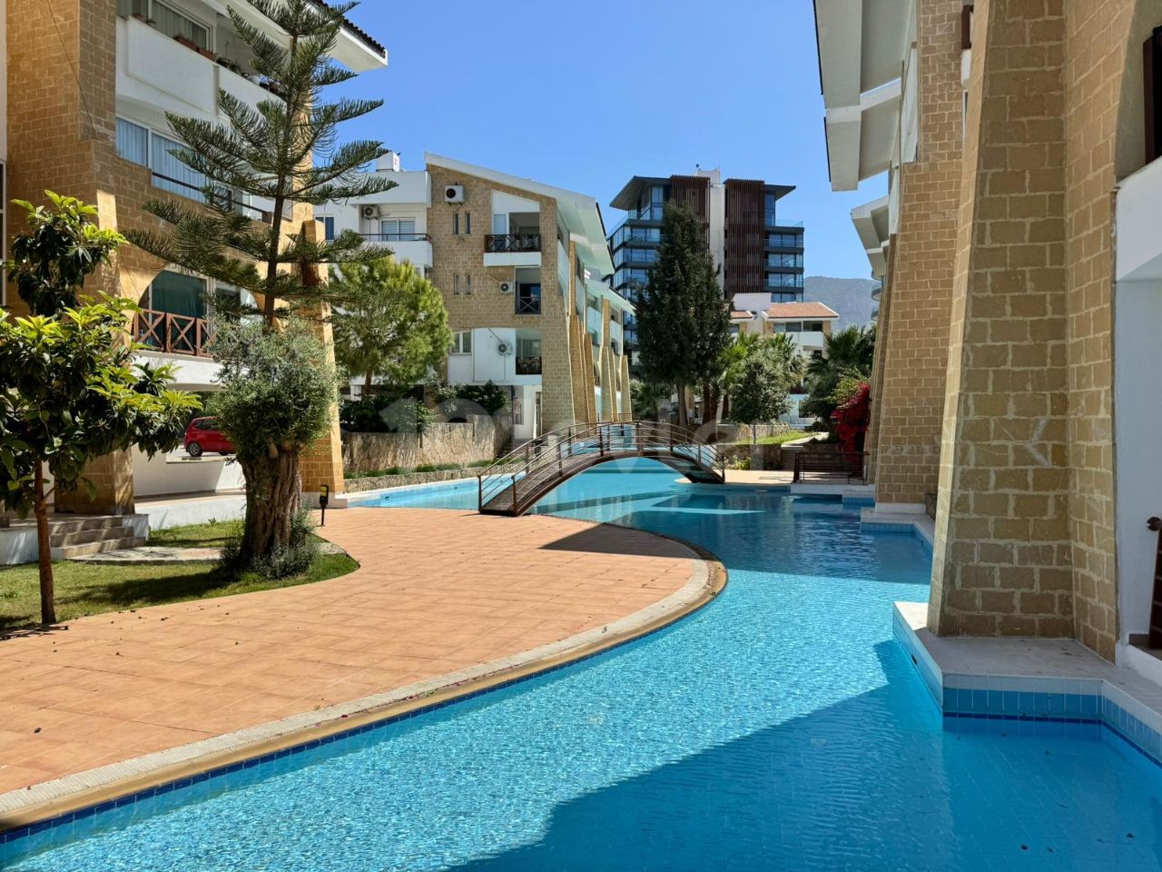  Girne merkezde, satılık ful eşyalı 1+1 daire