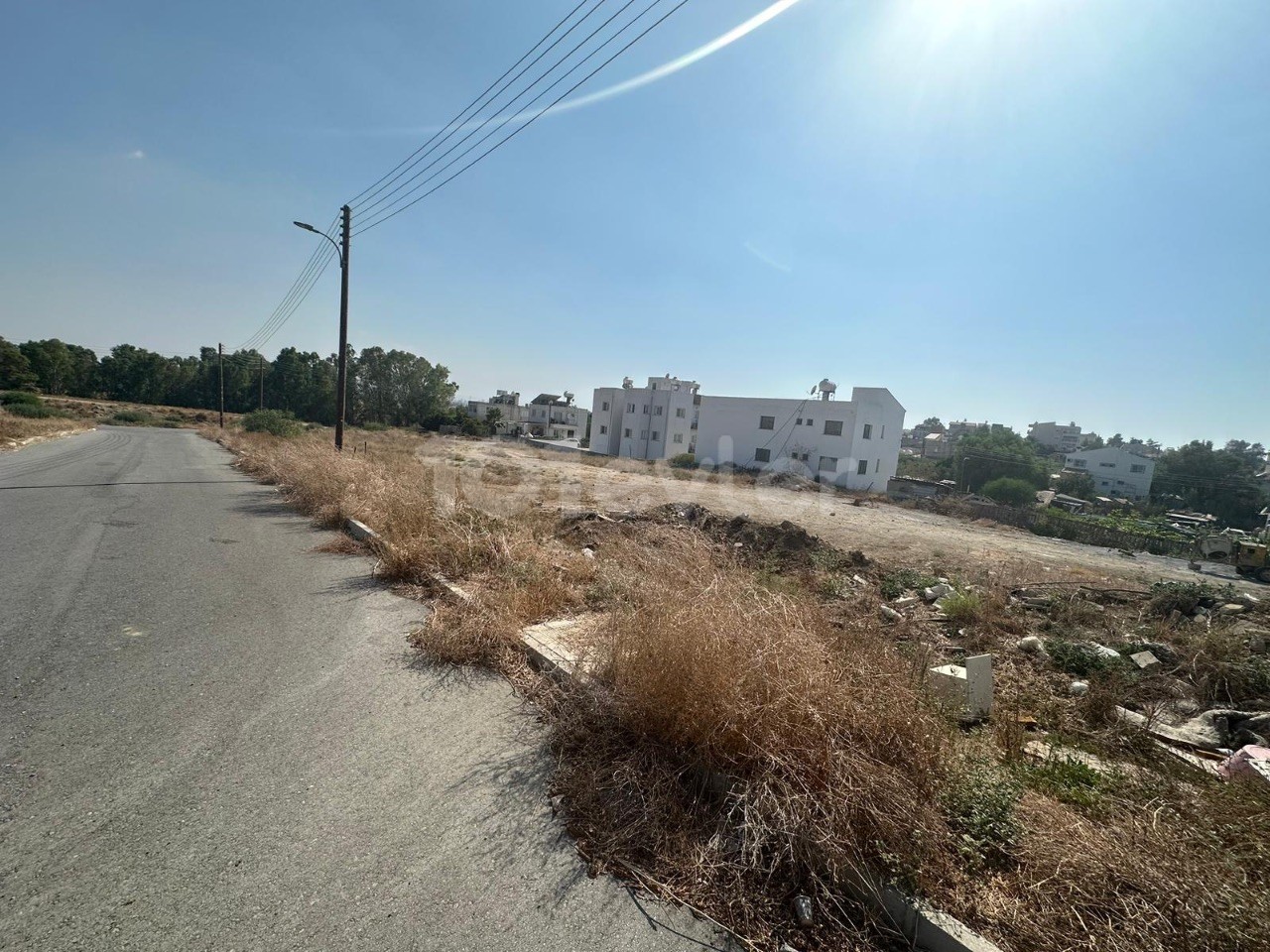 GRUNDSTÜCK VOM EIGENTÜMER ZU VERKAUFEN, in einer anständigen und ruhigen Gegend von Hamitöy, 1 km (10 Minuten) von der oberen Straße und der Hauptstraße entfernt, mit Wasser, Strom und 0 Kosten.