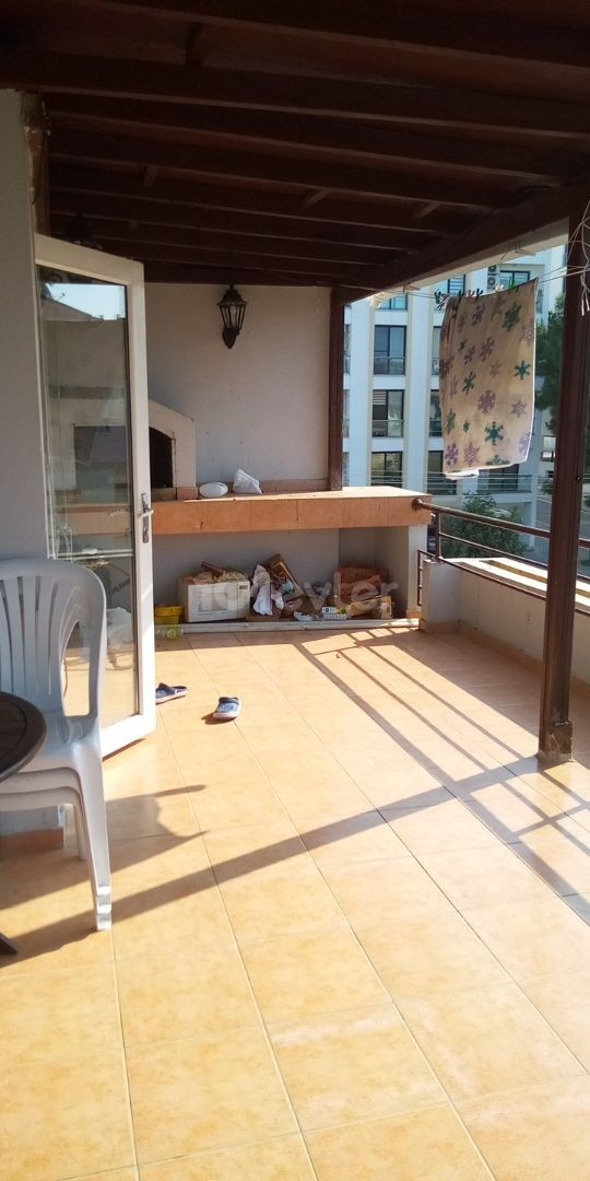 2+1 Wohnung mit privater Terrasse zum Verkauf im Zentrum von Kyrenia