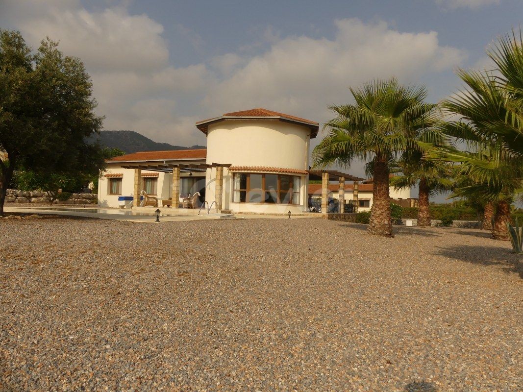 Bungalow mit 3 Schlafzimmern und Pool in den Felsen