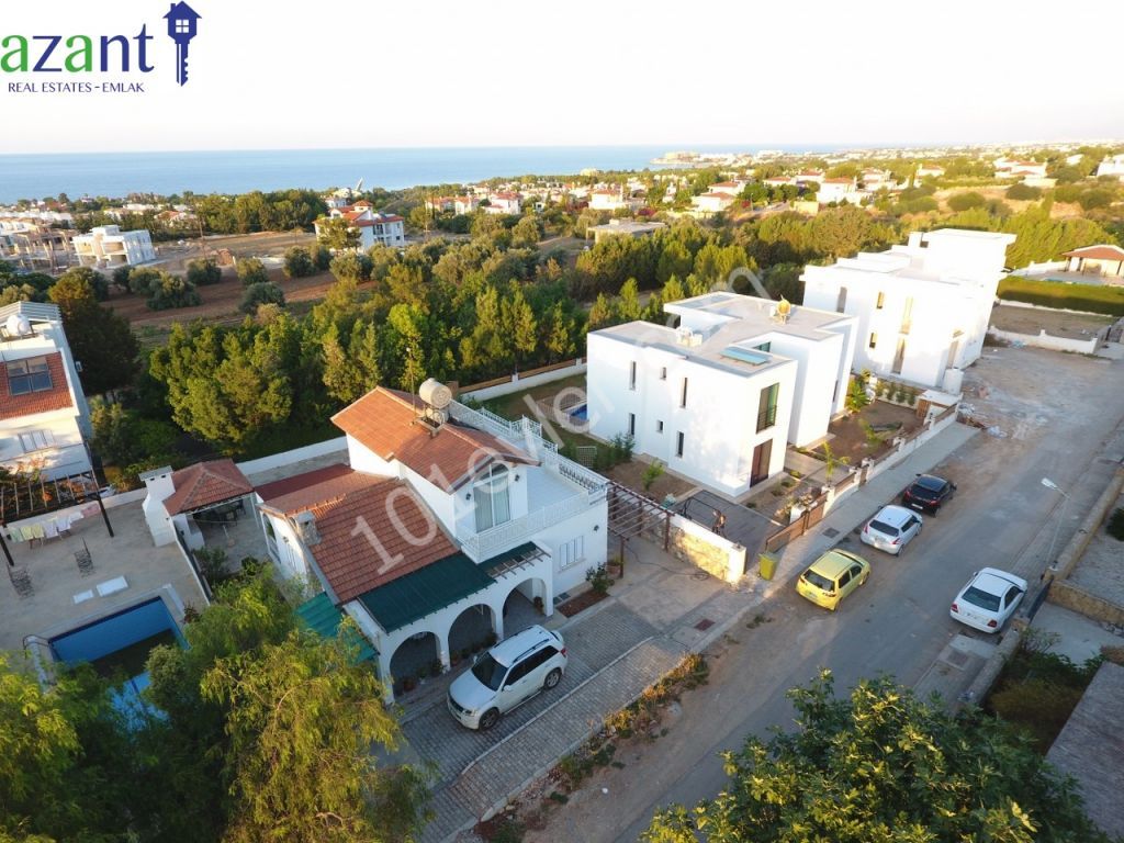 ALSANCAK'TA HAVUZLU VILLA