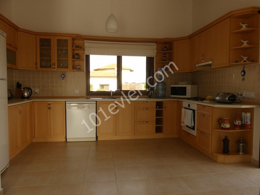 Stunning 3 Bed Bungalow with Sea and Mountain Views