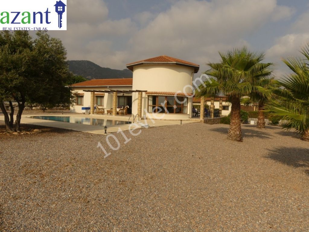 Stunning 3 Bed Bungalow with Sea and Mountain Views