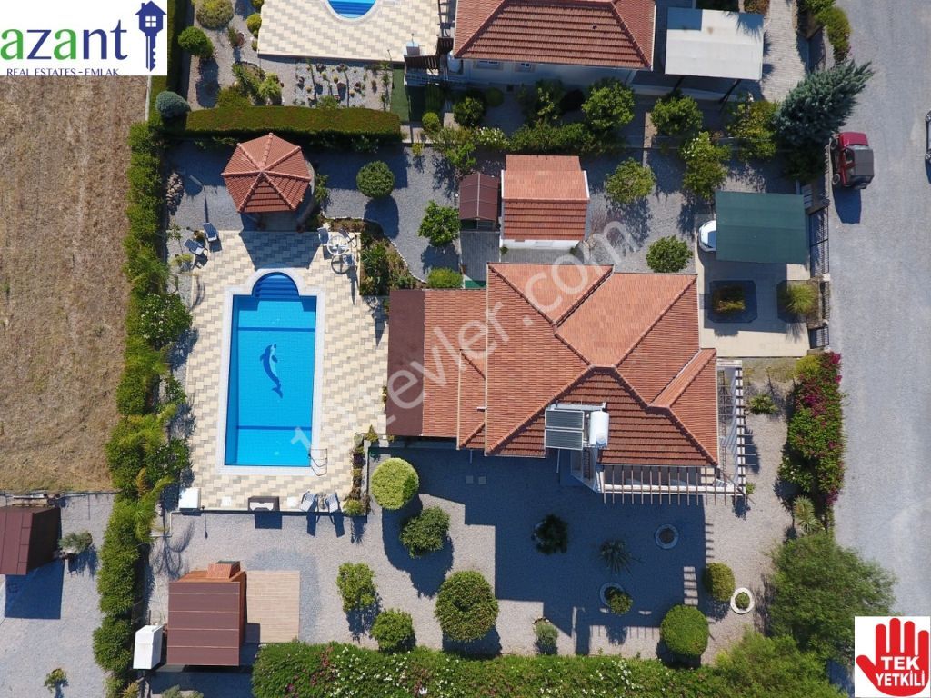 KARŞIYAKA'DA TÜRK KOÇANLI 3 YATAK ODALI HAVUZLU VILLA