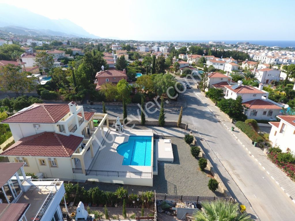 ALSANCAK'DA 3 YATAK ODALI VILLA