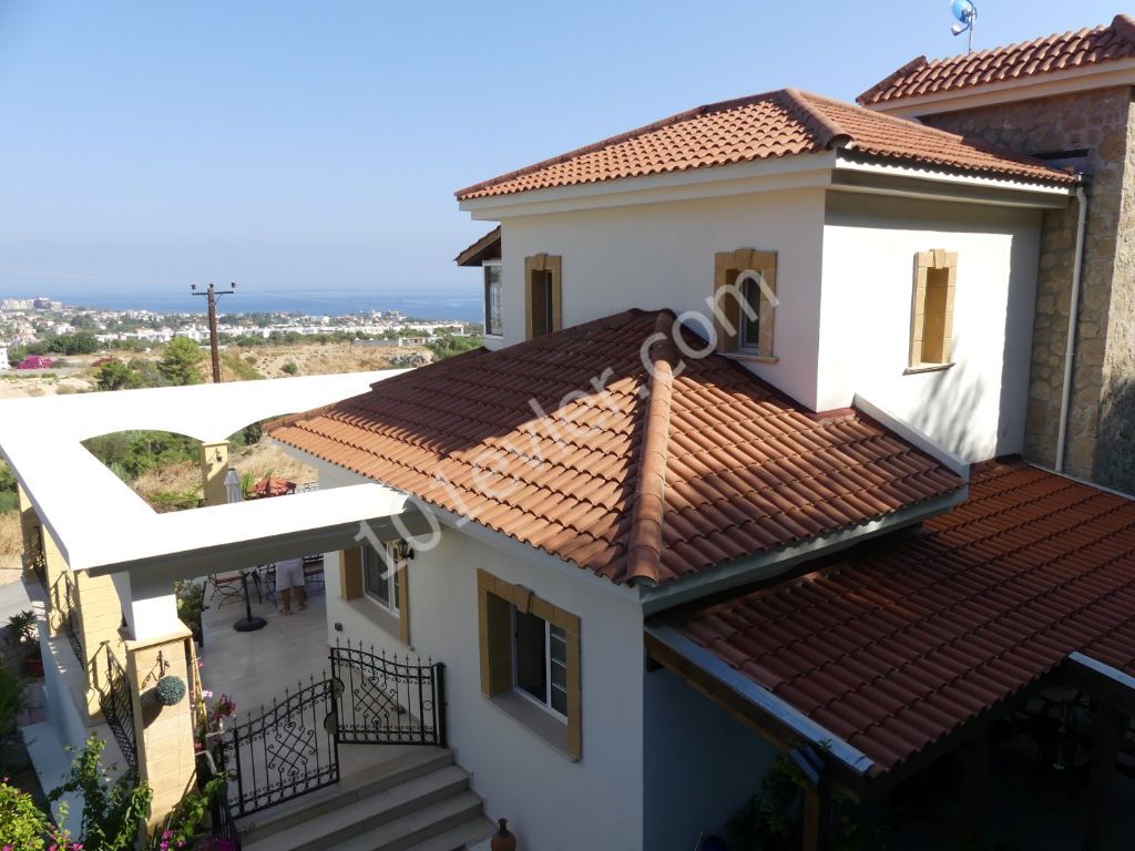  LUXURY 3 BEDROOM VILLA WITH PRIVATE POOL IN ALSANCAK