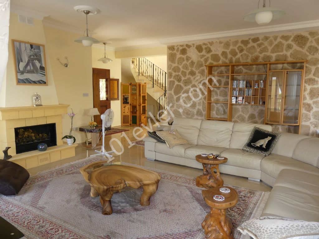  LUXURY 3 BEDROOM VILLA WITH PRIVATE POOL IN ALSANCAK