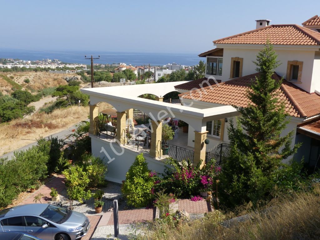  LUXURY 3 BEDROOM VILLA WITH PRIVATE POOL IN ALSANCAK