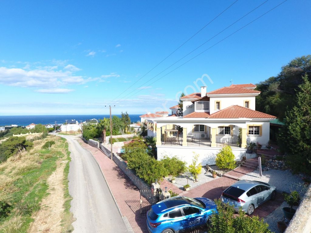  LUXURY 3 BEDROOM VILLA WITH PRIVATE POOL IN ALSANCAK