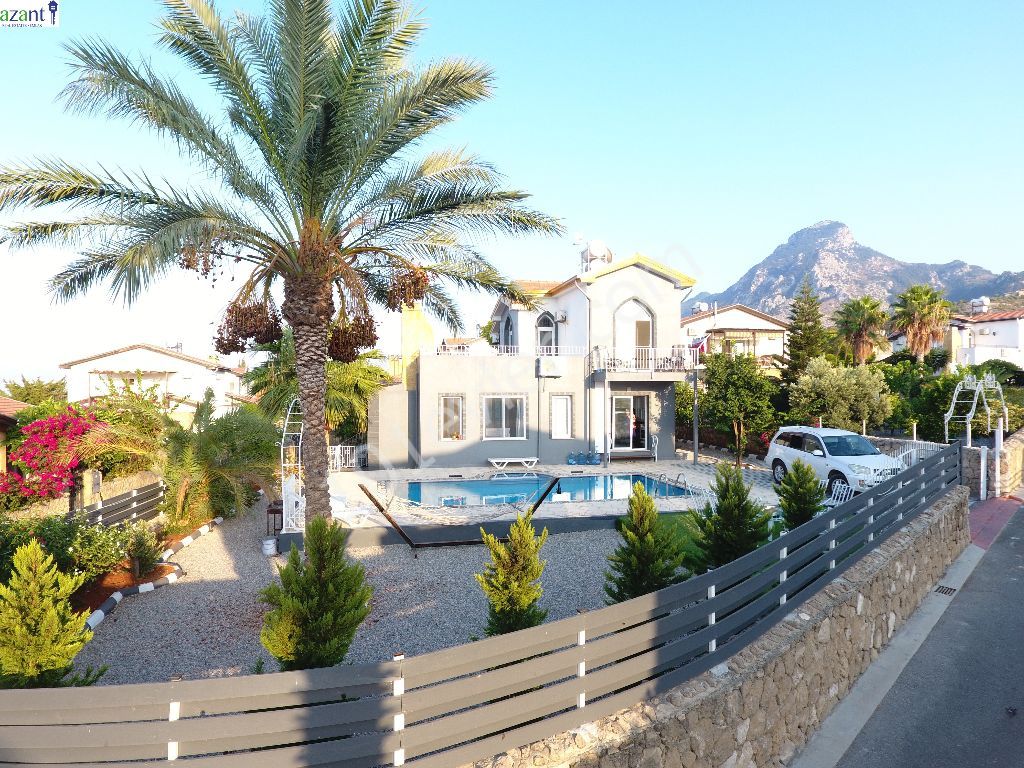 4 Bedroom Villa with Private Pool in Karsiyaka