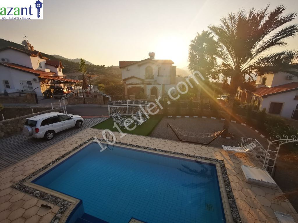 4 Bedroom Villa with Private Pool in Karsiyaka