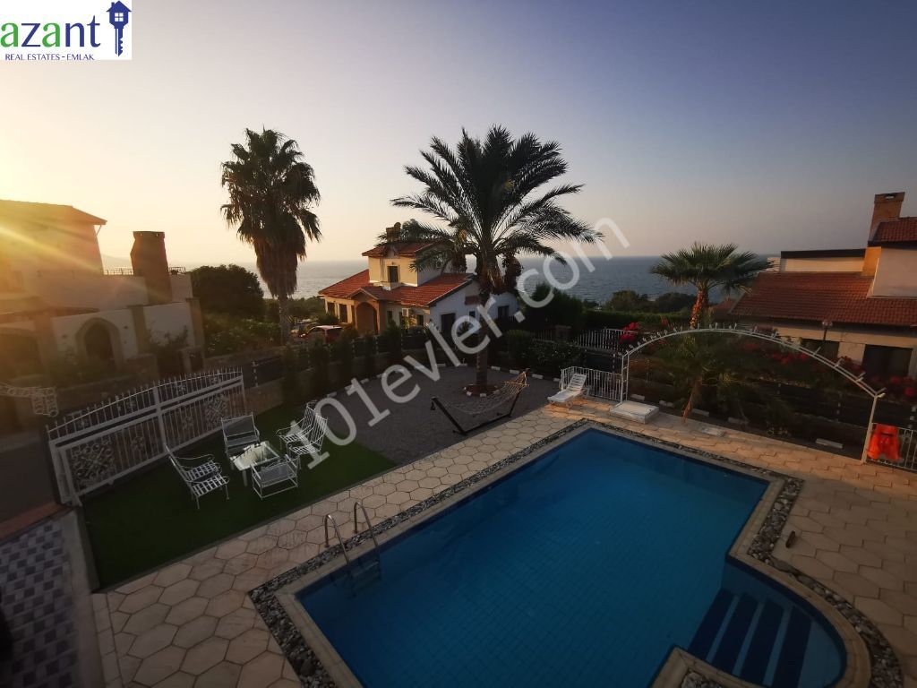 4 Bedroom Villa with Private Pool in Karsiyaka